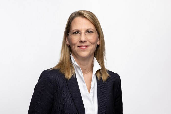 Portraitfoto von Dr. Julia Schröder –