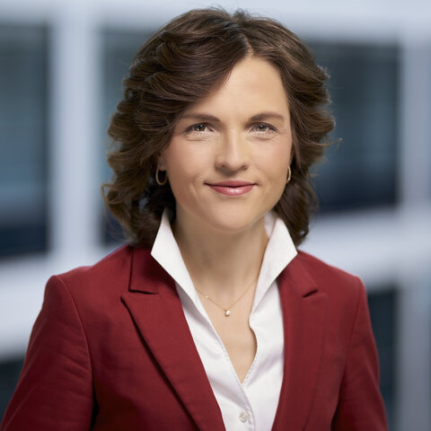 Portraitfoto der Staatsministerin Elisabeth Kaiser, Mitglied des Deutschen Bundestags – 