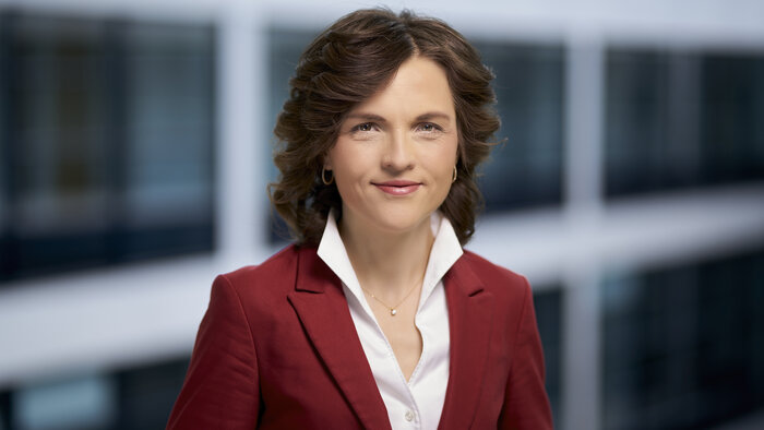 Portraitfoto der Staatsministerin Elisabeth Kaiser, Mitglied des Deutschen Bundestags –