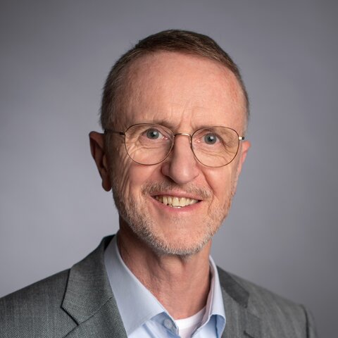 Portraitfoto Prof. Dr. Peter Becker – 