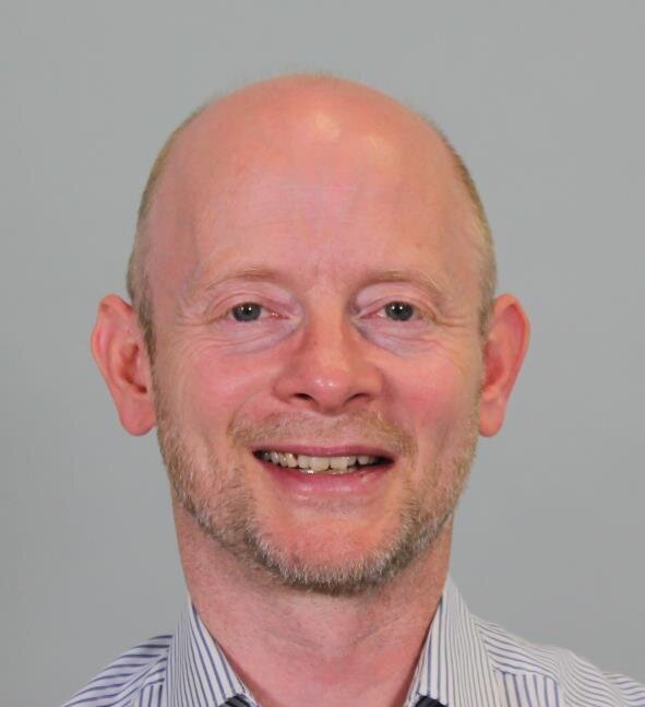 Portraitfoto von Dr. Sascha Dietrich – 