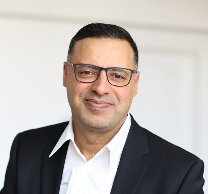 Portraitfoto von Dr.-Ing. Larbi Abdenebaoui –
