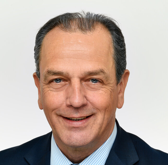 Portraitfoto von Dr. Michael Schäfer – 